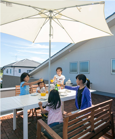 天気の良い気持ちの良い日の昼下がりに、子ども部屋からつながっている開放感あるテラスでおやつタイム。