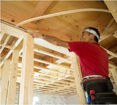 一般的には、大手分譲会社や不動産業者の分譲住宅は、建物一式を下請けの工事会社に丸投げしているケースが多く、職人の方々のレベルに大きな差があります。