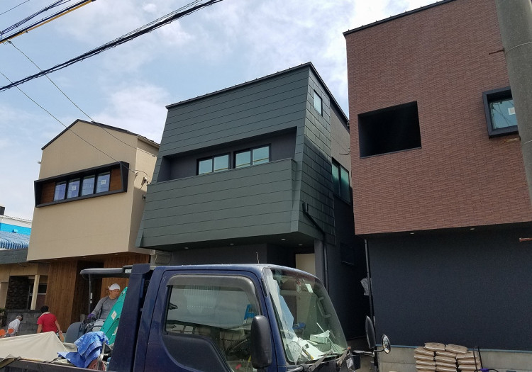 デザイン分譲住宅３邸の足場が外れました。